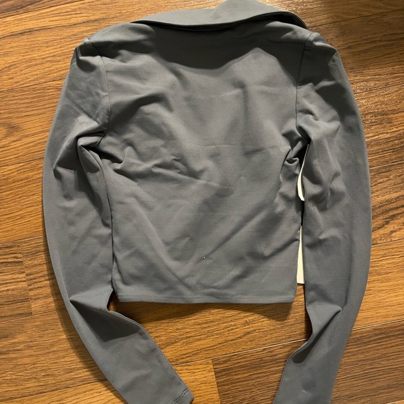 Aritzia Shirt ✨ - Picture 2 of 3